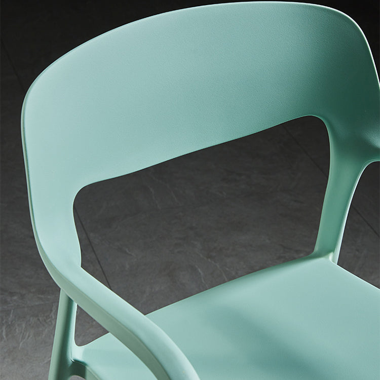 Sillón de estilo moderno con respaldo abierto y patas de plástico para cocina