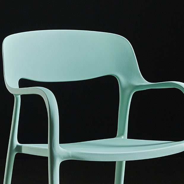 Sillón de estilo moderno con respaldo abierto y patas de plástico para cocina