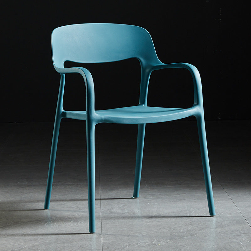 Sillón de estilo moderno con respaldo abierto y patas de plástico para cocina