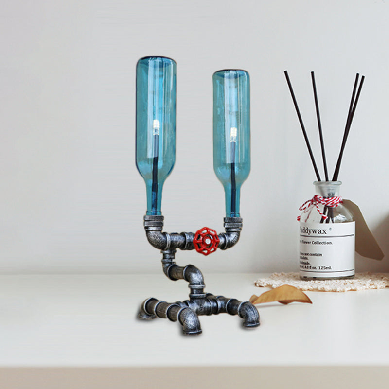 Lampada da tavolo argento antico a 2 lampadine Lampada da tavolo industriale con paralume per bottiglia di vino in ferro e vetro con base a tubo