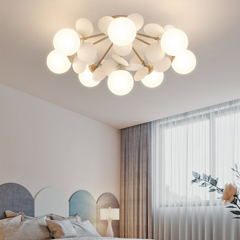 Petali eleganti Nordic Lampada del soffitto in vetro bianco camera da letto semifulò