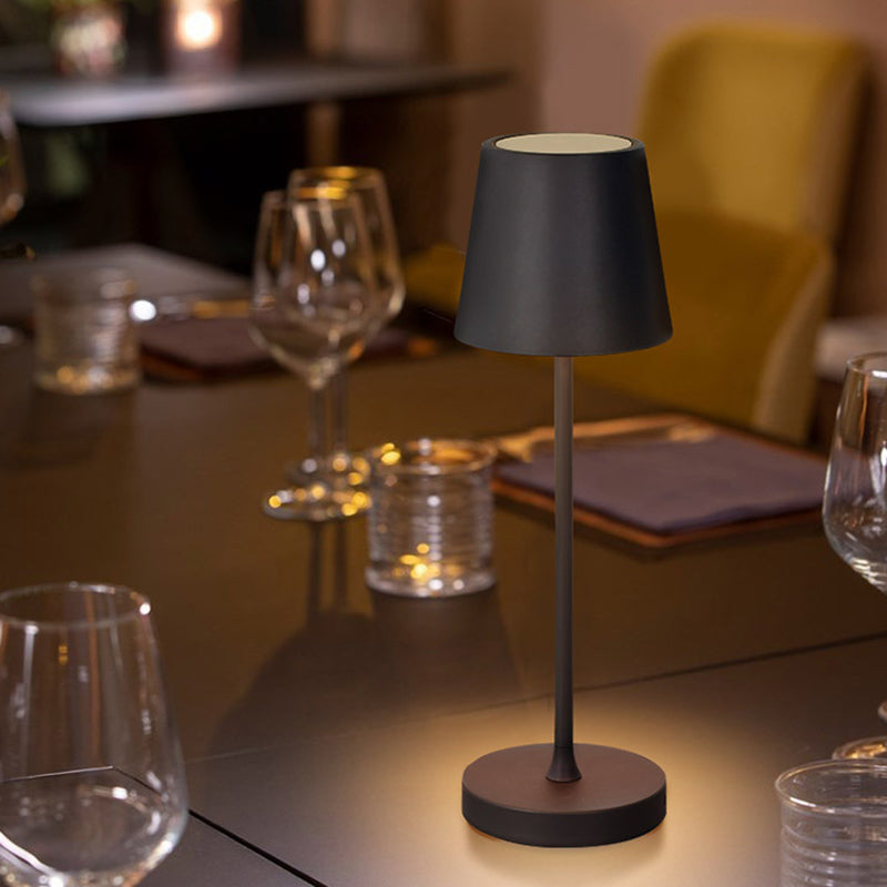 Moderne Stilkegelform Table Beleuchtung Metall 1 Leuchttischlampe für Bett