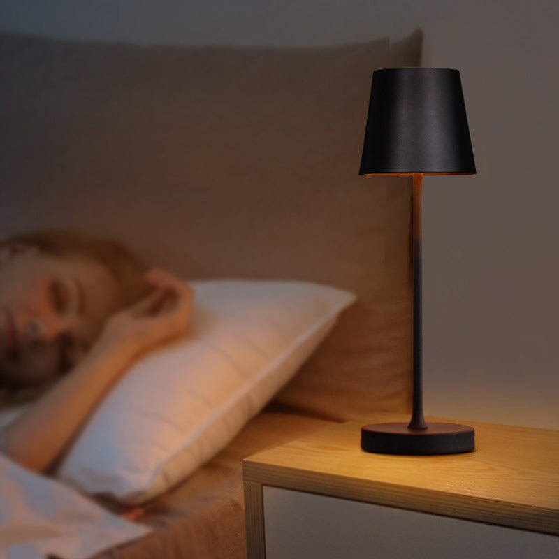 Moderne Stilkegelform Table Beleuchtung Metall 1 Leuchttischlampe für Bett