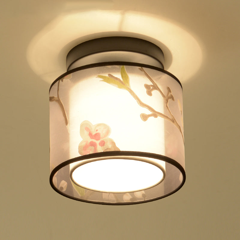 Traditionelle geometrische halbspüchen Deckenleuchte in der Nähe des Deckenlichts