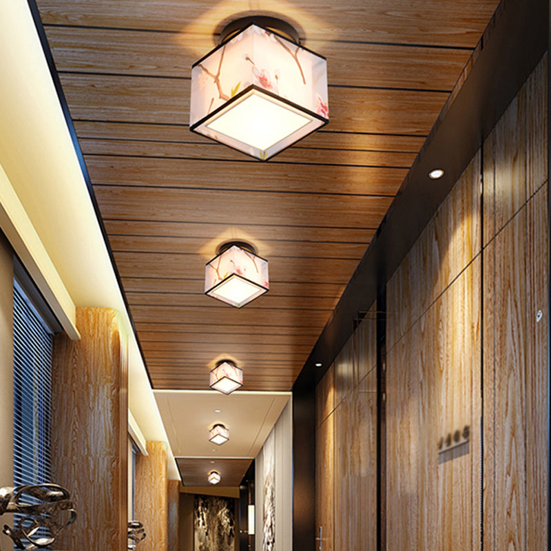 Traditionelle geometrische halbspüchen Deckenleuchte in der Nähe des Deckenlichts