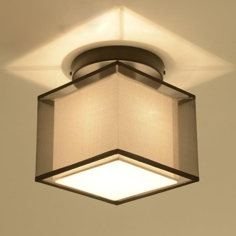 Traditionelle geometrische halbspüchen Deckenleuchte in der Nähe des Deckenlichts