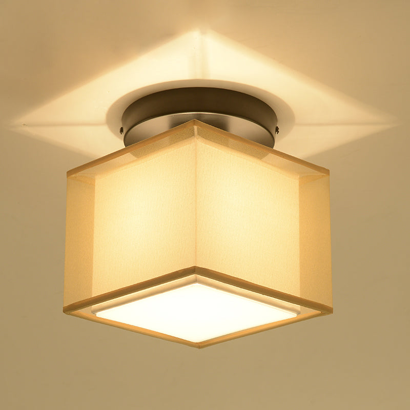 Traditionelle geometrische halbspüchen Deckenleuchte in der Nähe des Deckenlichts