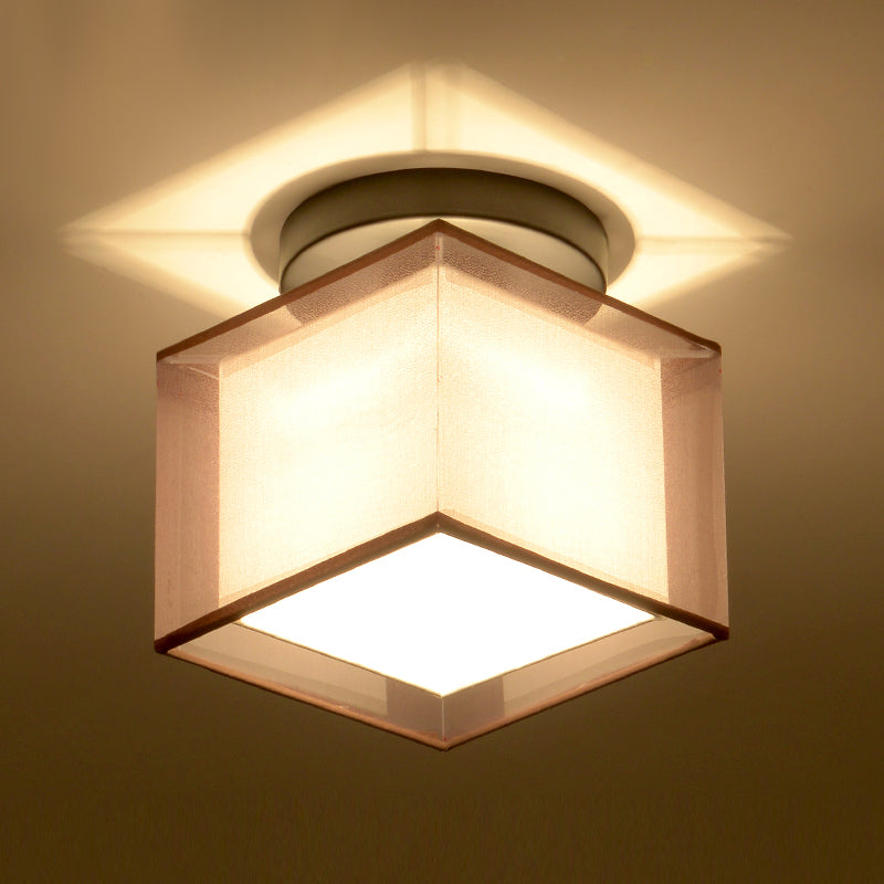 Traditionelle geometrische halbspüchen Deckenleuchte in der Nähe des Deckenlichts