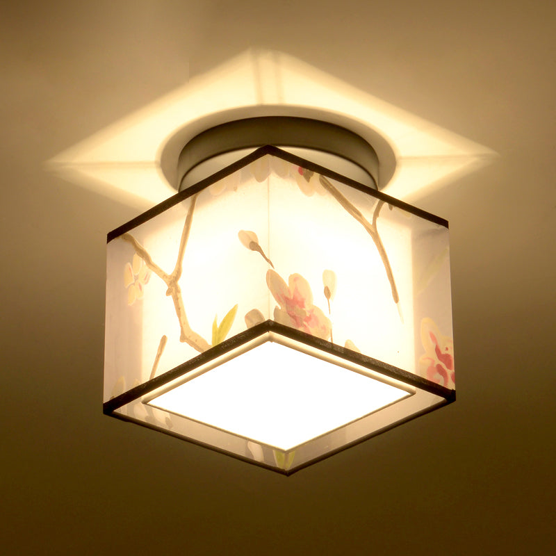 Traditionelle geometrische halbspüchen Deckenleuchte in der Nähe des Deckenlichts