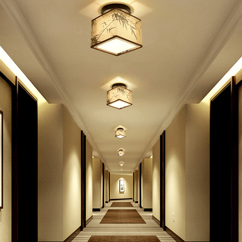 Traditionelle geometrische halbspüchen Deckenleuchte in der Nähe des Deckenlichts