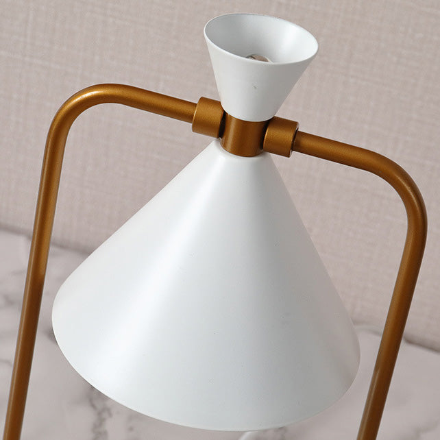 Lampada da tavolo a forma di cono in stile postmoderno Lampada da tavolo in metallo a 1 luce per camera da letto