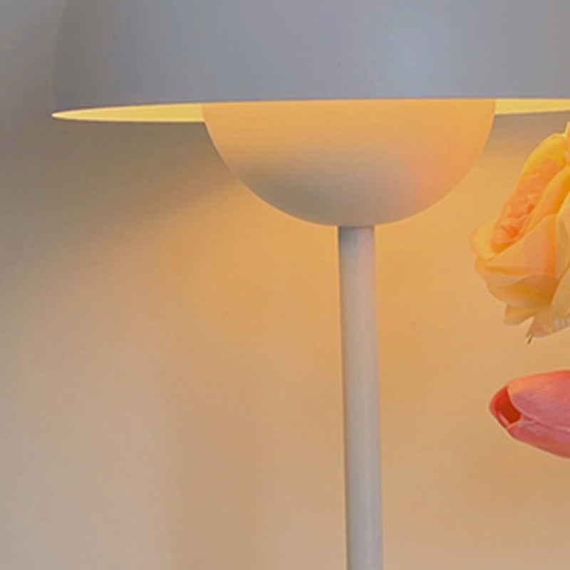 Gewölbter Tischlicht nordischer Metal -Nachttischlampe für Schlafzimmer