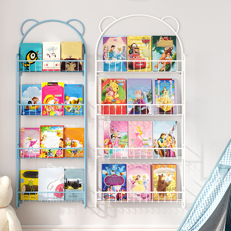 Libreria moderna in metallo galleggiante in metallo chiuso a parete.