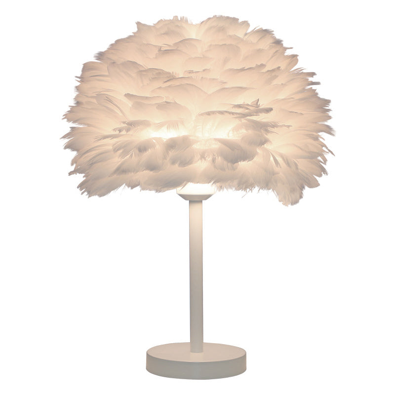 Moderner Stil Metallic Desk Lighting Fiete kreative Federschreibtisch Lampe für Schlafzimmer