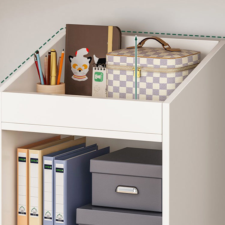 Libreria in stile scandinavo aperto per la sala di studio degli uffici per la casa