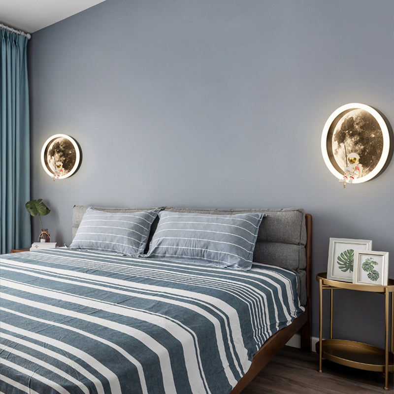 Modern Metal Wall Light Round Shape LED Wall Sconce with Astronaut for Bedroom