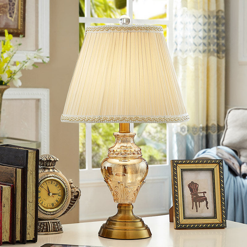 Lampada da comodino beige da scrivania conica in tessuto modernista a 1 lampadina con base in cristallo a urna