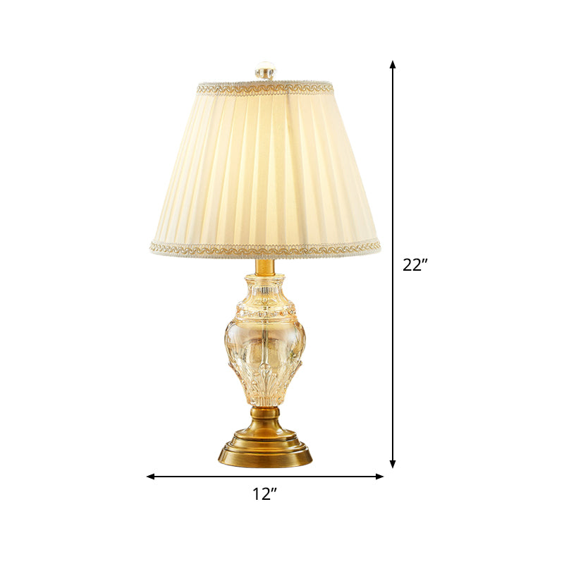 Lampada da comodino beige da scrivania conica in tessuto modernista a 1 lampadina con base in cristallo a urna