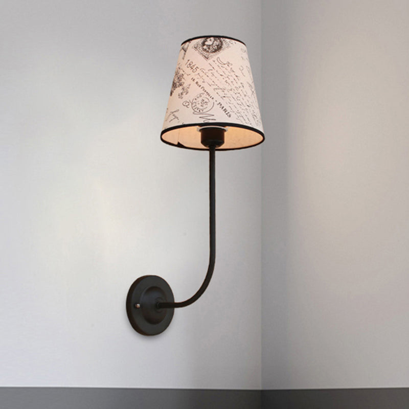 Lámpara de pared cónica vintage 1 Cabeza de tela de cabezal y montaje en la pared de metal con brazo curvado en blanco