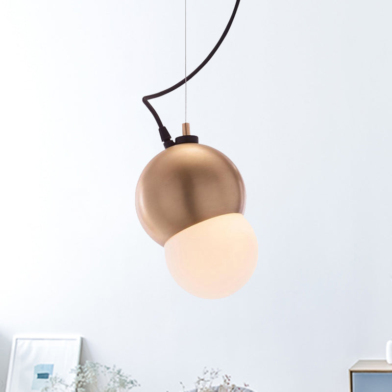 Iluminación colgada con cúpula de metal Estilo modernista 1 Bulbo Golden Pendse Lighting con sombra de vidrio blanco