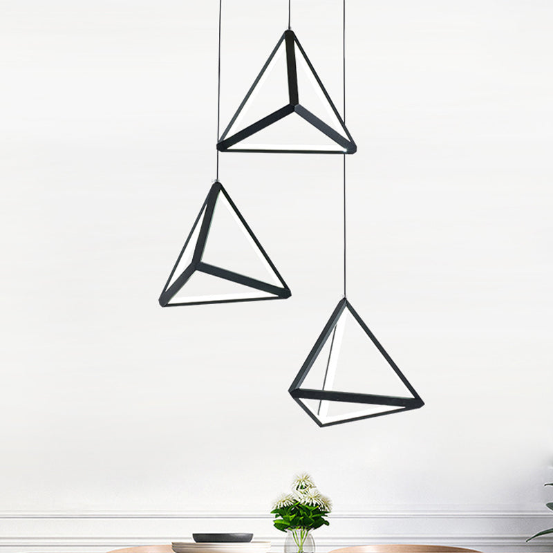 3 têtes Restaurant un pendentif léger à LED noir simple Lampe plafond suspendue avec ombre en métal triangle