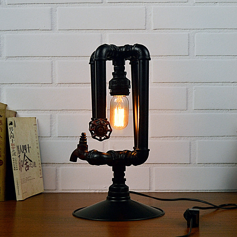 Schwarz 1-Licht-Schreibtischlampe Vintage Metallic Crossing Pipe Tischlicht mit Wasserhahn-Deko