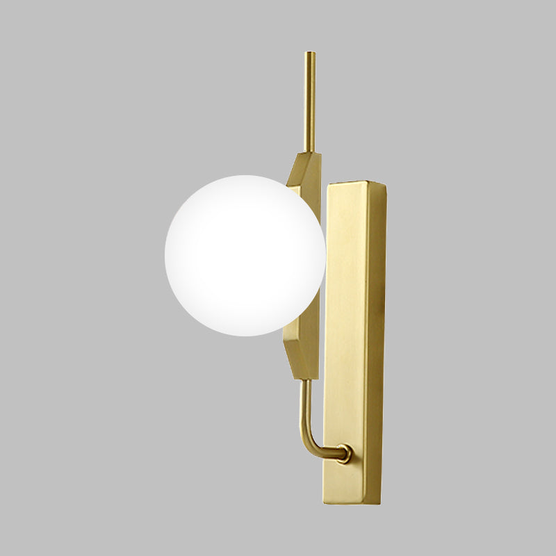 Globe Living Room SCONCE MOEST WIT GLAS 1 BULB Modernisme Wandlamp met gouden rechthoekige achterplaat