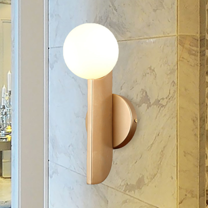 1 luce moderna per finitura in oro moderna a parete d'angolo leggero con sfera di vetro lattiginoso