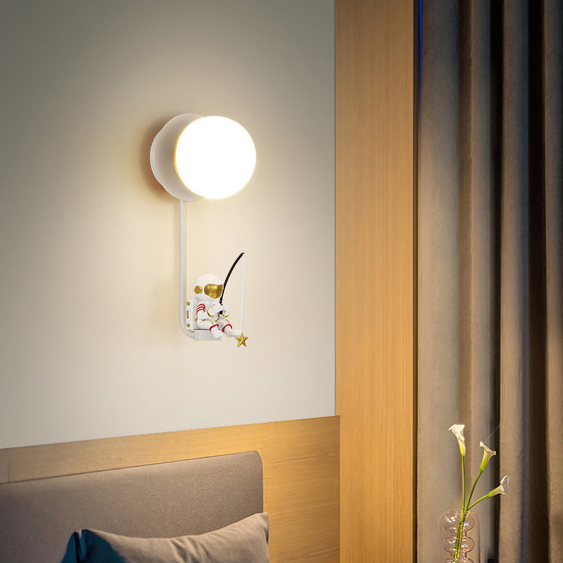 Modern Astronaut Wall Light Fixture Creative LED Wall Light Sconce for Bedroom
