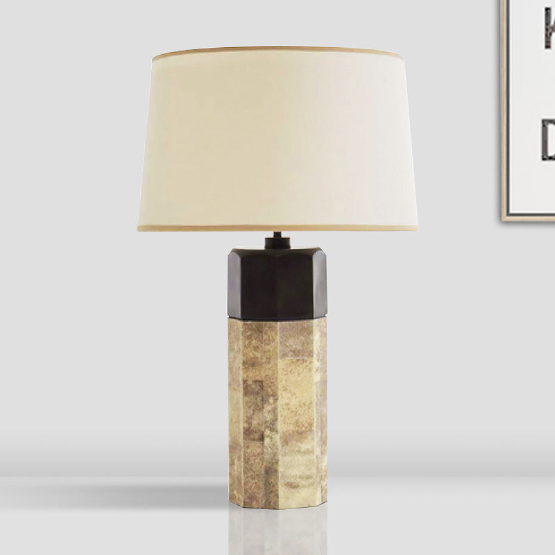 Zeitgenössische sich verjüngende Drum Task Lighting Fabric 1 Head Night Tischlampe in Beige