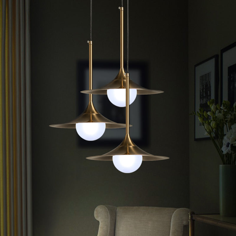 Forme de la corne de fer Éclairage modernisme 1 plafonnier de tête luminaire en laiton avec une teinte en verre de lait orbe