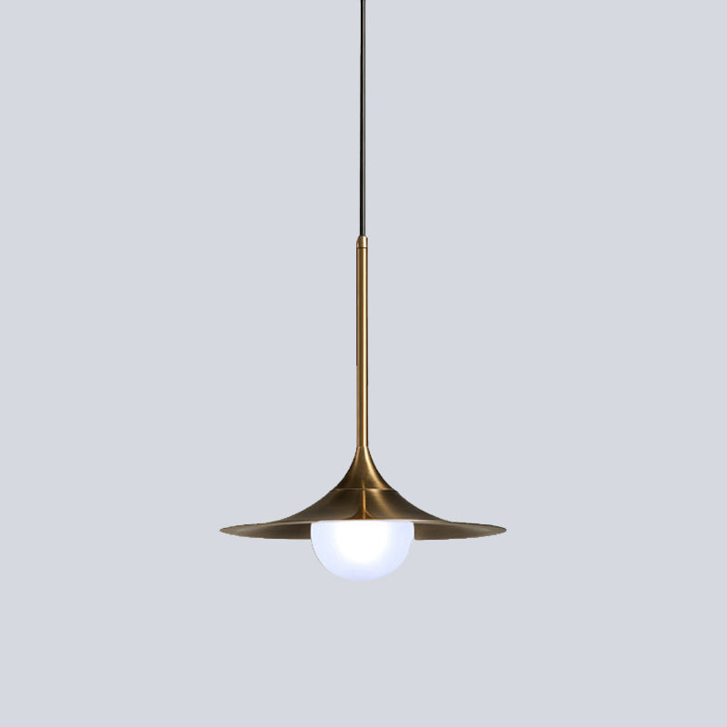 Forme de la corne de fer Éclairage modernisme 1 plafonnier de tête luminaire en laiton avec une teinte en verre de lait orbe