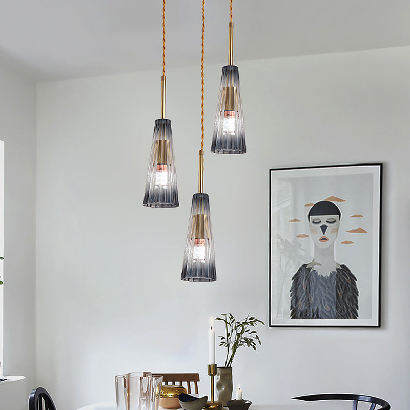 Restaurant à 3 têtes Pendant le pendentif en laiton contemporain en laiton avec une nuance en verre prismatique gris graduel conique