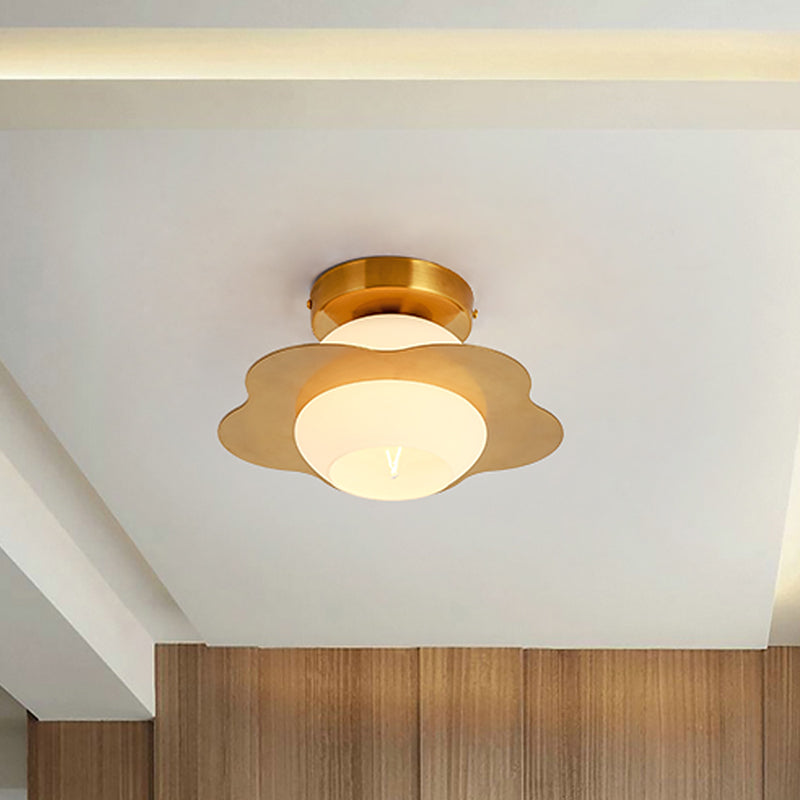 Inbouwlamp met 1 kop in de gang, moderne inbouwlamp met gouden afwerking en witte glazen bolvormige kap