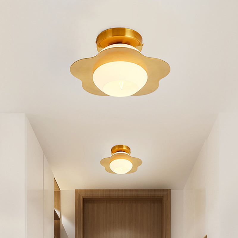 Inbouwlamp met 1 kop in de gang, moderne inbouwlamp met gouden afwerking en witte glazen bolvormige kap