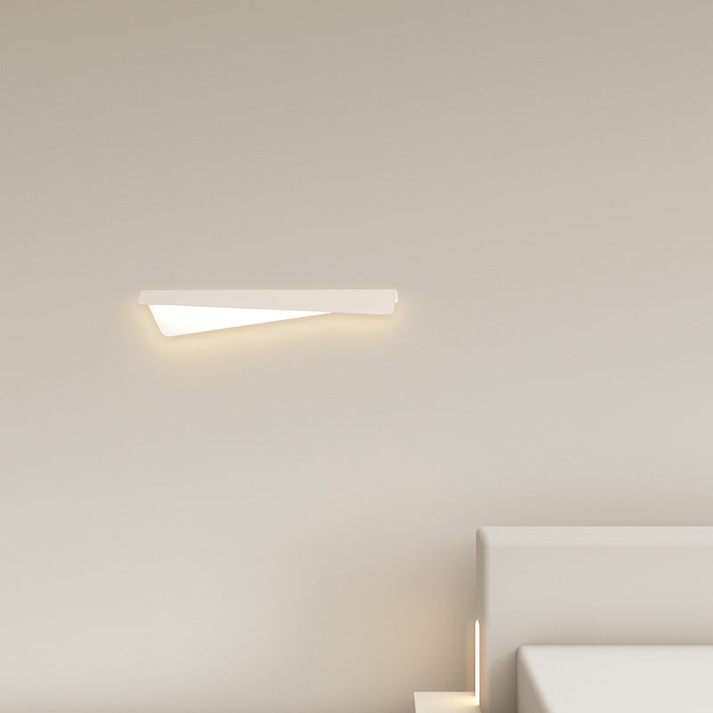 Linear Shape Metal Wall Light Modern Style Single Light Wall Sconce Light in White