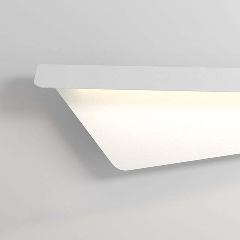 Linear Shape Metal Wall Light Modern Style Single Light Wall Sconce Light in White
