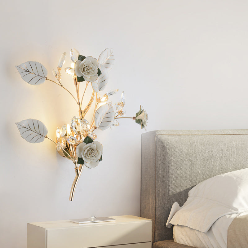 Lodge branche lampe murale céramique et cristal clair 3 bulbes de chambre à coucher lumière avec design de rose et de feuilles en noir / blanc