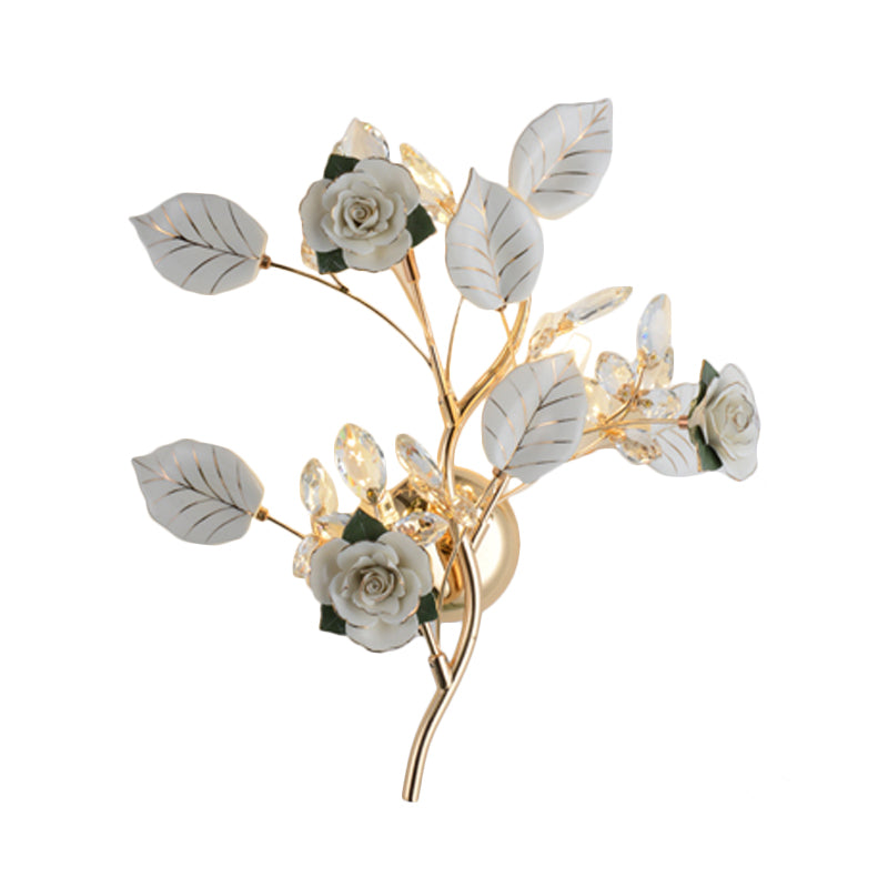 Lodge branche lampe murale céramique et cristal clair 3 bulbes de chambre à coucher lumière avec design de rose et de feuilles en noir / blanc