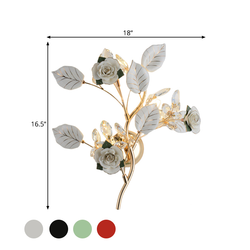 Lodge branche lampe murale céramique et cristal clair 3 bulbes de chambre à coucher lumière avec design de rose et de feuilles en noir / blanc