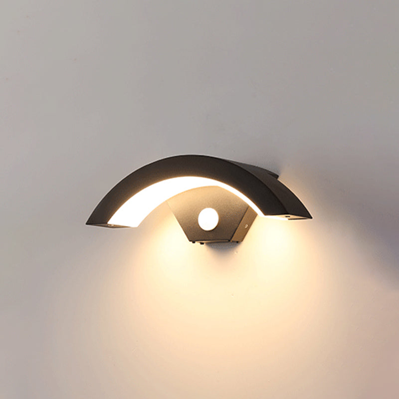 Geometric Shade Metal Wall Sconce Modern Style Single Light Wall Mounted Light in Black