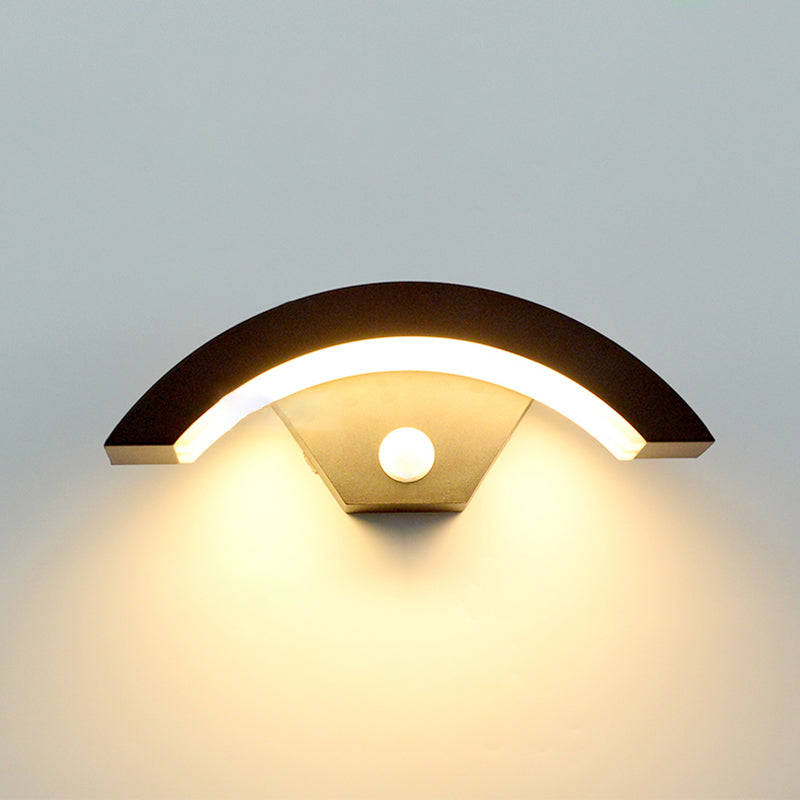 Geometric Shade Metal Wall Sconce Modern Style Single Light Wall Mounted Light in Black