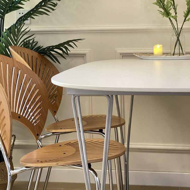 White Solid Wood Table Contemporary Oval Dining Table with 4 Legs