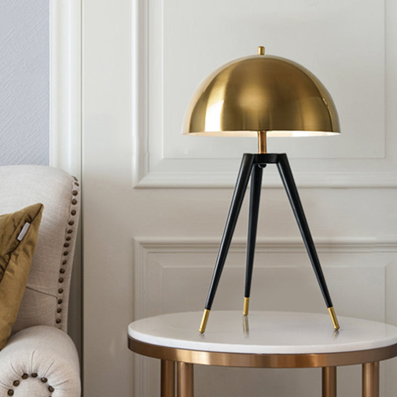 Gouden afwerking Dome tafellamp Hedendaagse 1-lichts metalen tafellamp met statief voor woonkamer
