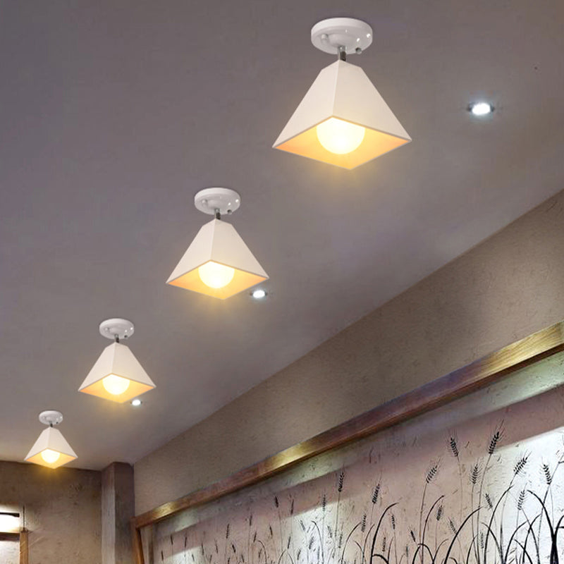 Éclairage de plafond en métal noir / blanc de style rétro semi - encastré de pyramide de 1 / 3 ampoule pour le couloir