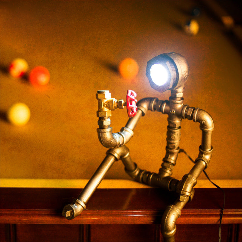 Table LED Light Industrial Thinking Robot Fer Plug-In Night Lampe en argent avec une valve rouge