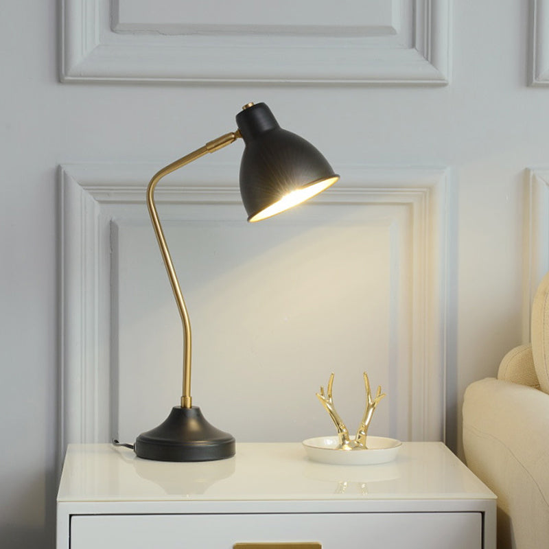 Lampada da lettura da comodino a LED vintage con paralume a cupola in ferro, lampada da lettura da comodino in nero con braccio curvo