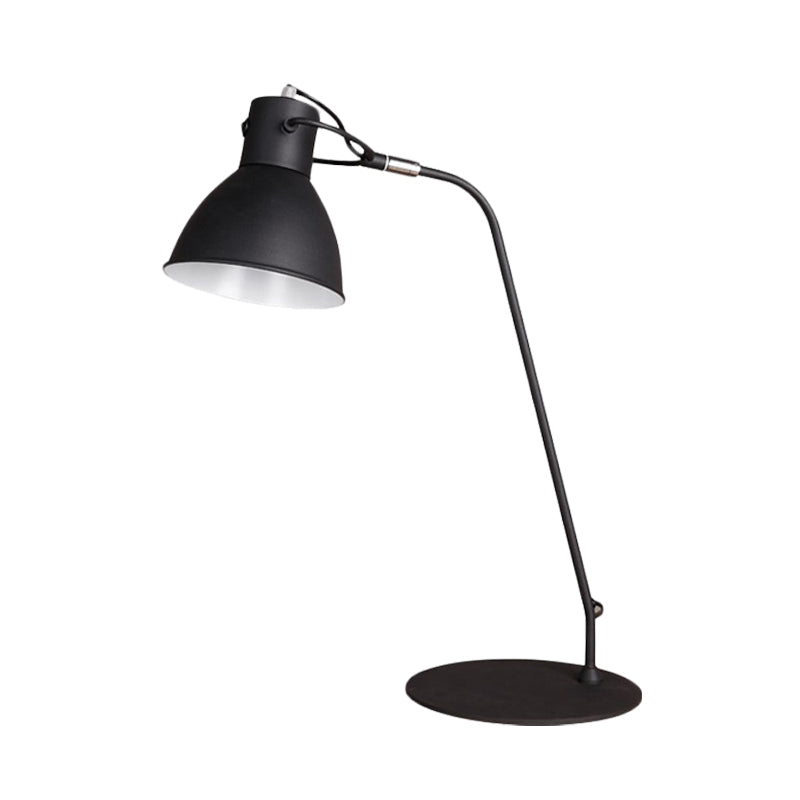 Lámpara de trabajo LED con acabado negro, iluminación de lectura con brazo curvo de metal envejecido y pantalla de cúpula para sala de estudio