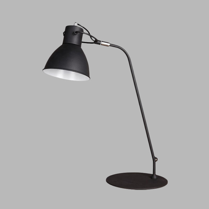 Lámpara de trabajo LED con acabado negro, iluminación de lectura con brazo curvo de metal envejecido y pantalla de cúpula para sala de estudio