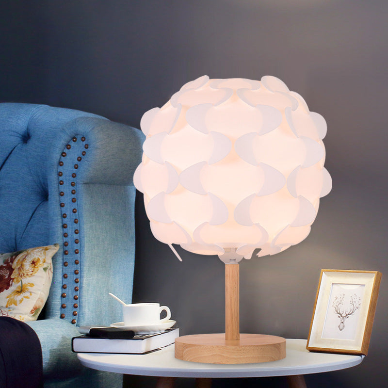 Lampada da comodino in legno circolare modernista Lampada da scrivania a LED beige con paralume in acrilico floreale per comodino